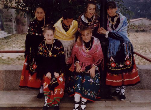 Grupo ataviado con el traje tipico de Navalonguilla